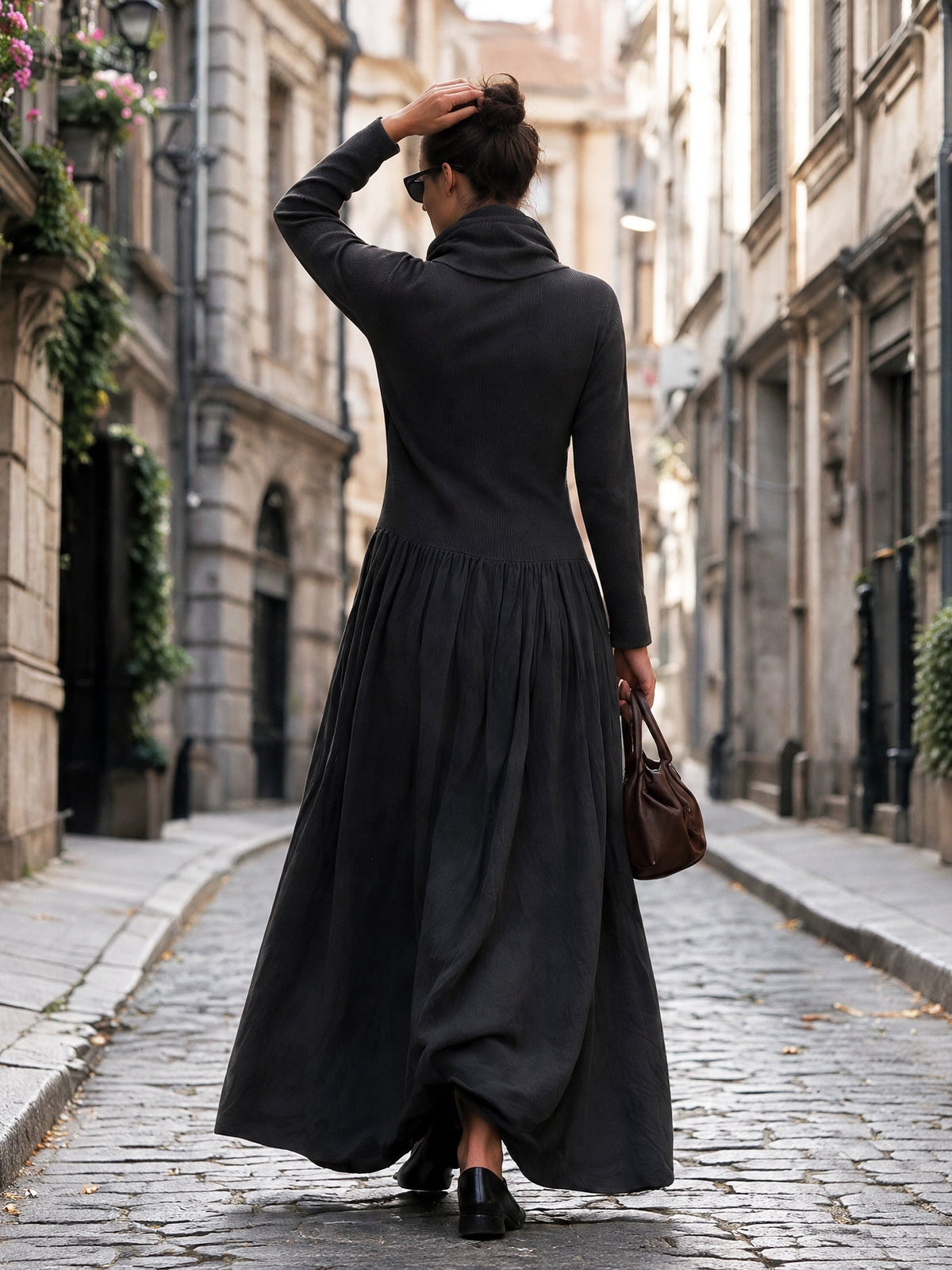 Capucine – Robe Longue Plissée Côtelée à Col Roulé Noire