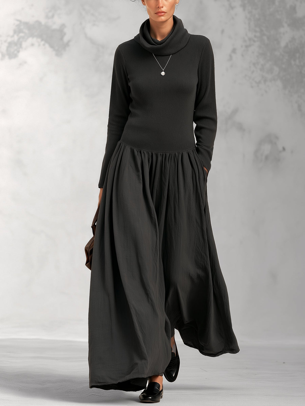 Capucine – Robe Longue Plissée Côtelée à Col Roulé Noire