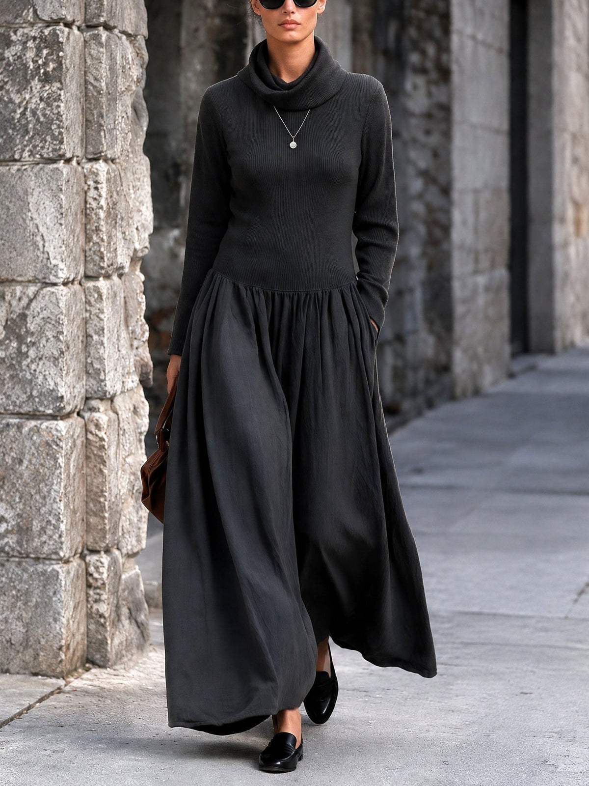 Capucine – Robe Longue Plissée Côtelée à Col Roulé Noire