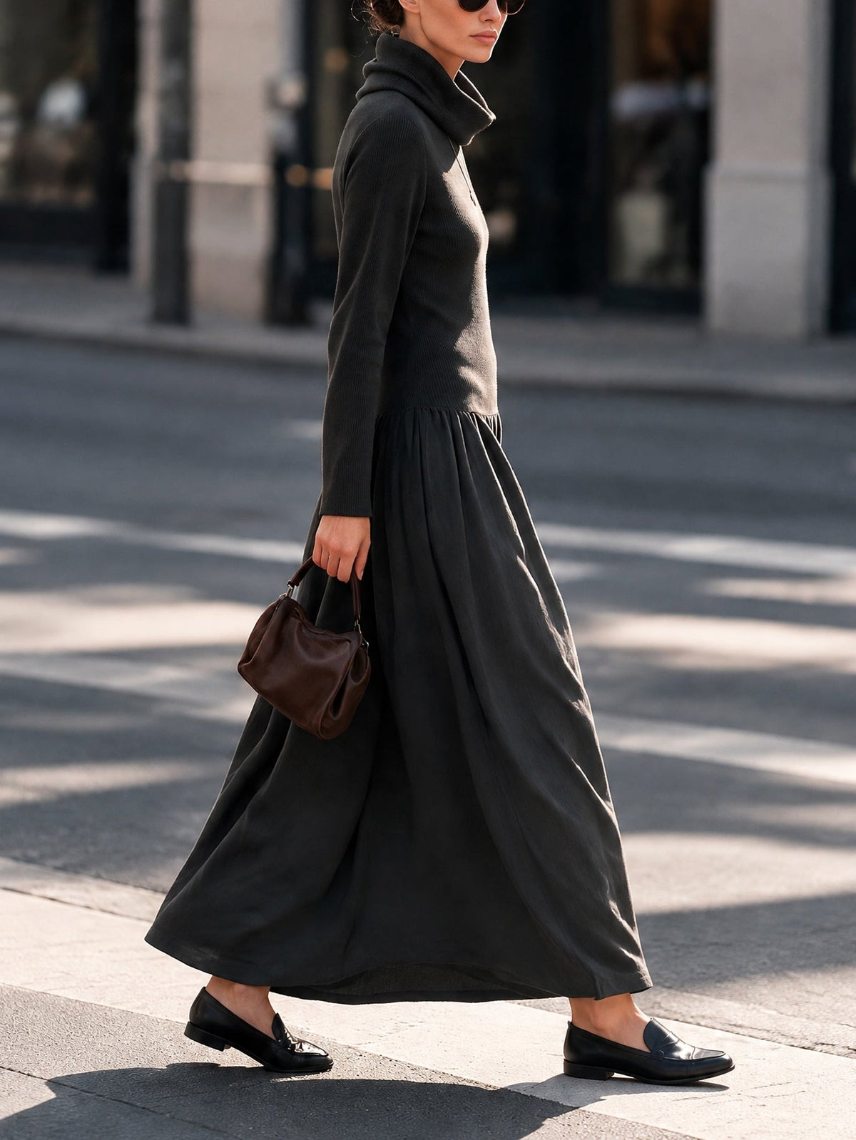 Capucine – Robe Longue Plissée Côtelée à Col Roulé Noire